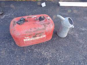 lot 58 image: Boat Gas Tank and Oil Can