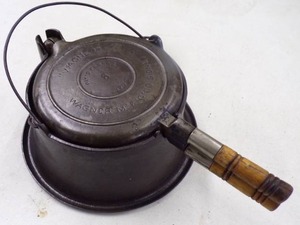 lot 3 image: Vintage Wagner Cast Iron Waffle Maker