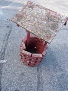 lot 99 image: Garden Dcor Wishing Well