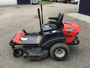 lot 2 image: Ariens Zero-Turn Zoom 2348 Riding Lawnmower