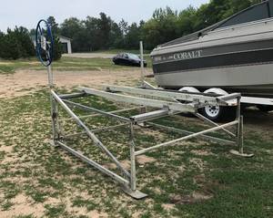 lot 4 image: Star Industries Fishing BoatJetski Lift