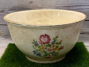 lot 7 image: Kitchen Kraft Mixing Bowl 10  Diameter (Sold 48.59 on Ebay)