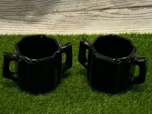 lot 12 image: Rosemeade Pottery Cream & Sugar Cups