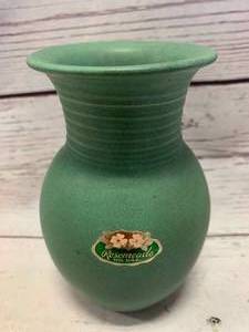 lot 14 image: Rosemeade Pottery Green Vase 5 Tall