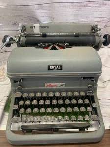lot 44 image: Antique Royal Typewriter 1940s with Magic Margin