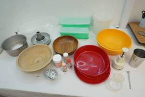 lot 5 image: Tupperware, bakeware