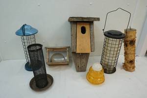 lot 25 image: Birdhouses