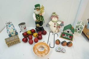 lot 33 image: Seasonal dcor, dcor assortment