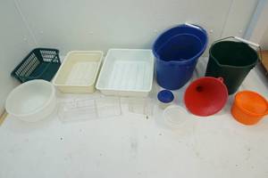 lot 34 image: Containers