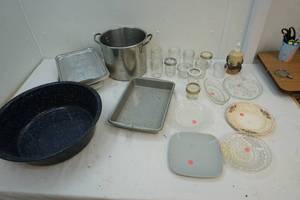 lot 36 image: Bakeware, kitchenware