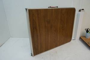 lot 84 image: Folding table