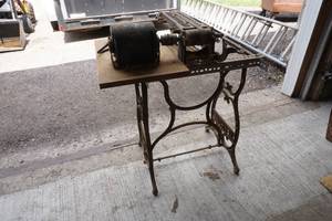 lot 98 image: Belt sander