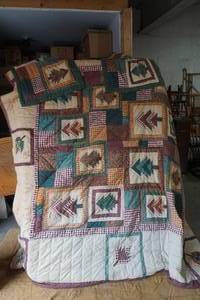 lot 104 image: Comforter set