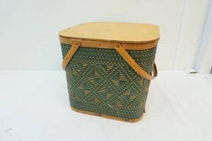 lot 117 image: Wicker picnic basket