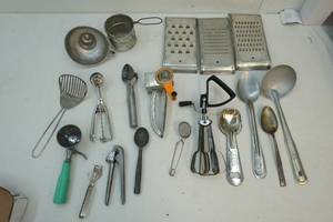 lot 125 image: Kitchenware vintage