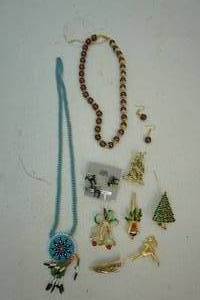lot 136 image: Jewelry
