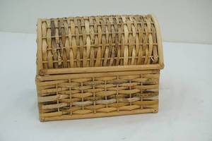 lot 197 image: Wicker basket