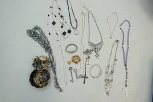lot 208 image: Jewelry