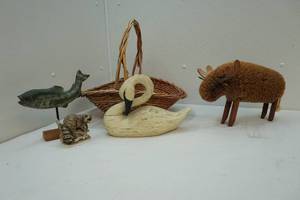 lot 212 image: Animal dcor