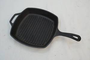 lot 280 image: Lodge fry pan