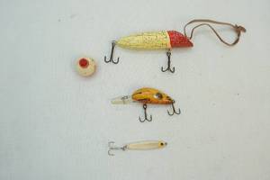 lot 290 image: vintage fishing lures