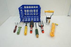 lot 299 image: garden tools