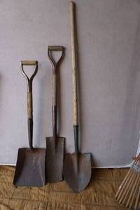 lot 399 image: spade, tiling shovel, square spade