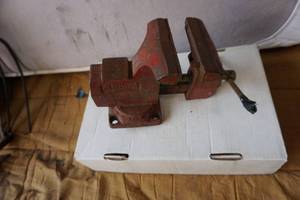 lot 406 image: bench vise