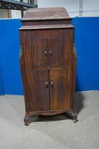 lot 420 image: vintage victorola