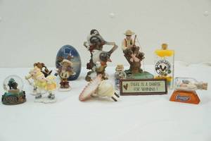 lot 307 image: souvenirs and figurines