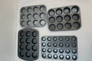 lot 315 image: Cupcake pans