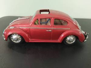 lot 9 image: Volkswagen Beatle Tin Car