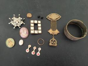 lot 15 image: Collection of Vintage Jewelry