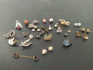 lot 16 image: Collection of Vintage Jewelry
