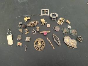 lot 17 image: Collection of Vintage Jewelry