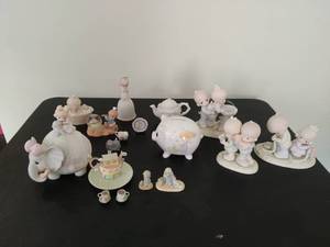 lot 21 image: Collection of Precious Moments Figurines