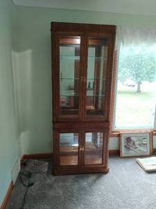 lot 35 image: Lighted China Cabinet Hutch