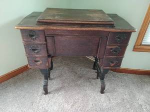 lot 36 image: Vintage Sewing Machine Cabinet