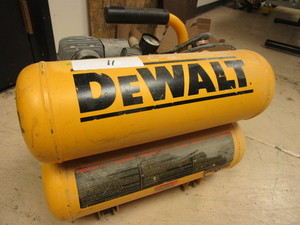 lot 709 image: DEWALT TWIN-TANK AIR COMPRESSOR, 4 GALLON, 125 PSI