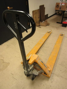 lot 710 image: ULINE PALLET JACK, 70 FORKS, 3.300 LB. CAP.