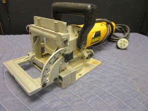 lot 732 image: DEWALT PLATE JOINER
