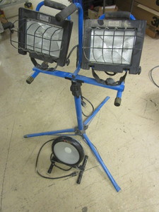 lot 809 image: UTILI-TECH PORTABLE WORK LIGHT, MASTER TRADESMAN DUAL-HEAD UTILITY WORK LIGHT, ADJUSTABLE STAND