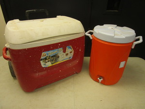 lot 819 image: IGLOO ISLAND BREEZE 60 QT. 830-CAN CAPACITY, RUBBERMAID DRINK COOLER
