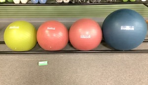 lot 187 image: 4 Fitness Balls