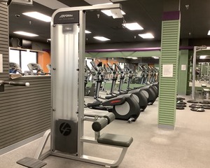 lot 15 image: Lat Pulldown Machine