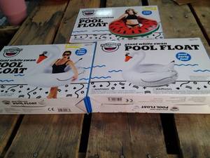 lot 86 image: 2 Giant White Swan pool floats and ...