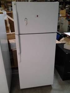 lot 28 image: White GE RefrigeratorFreezer Model...