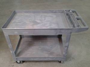 lot 29 image: Heavy duty plastic Rubbermaid Rolli...
