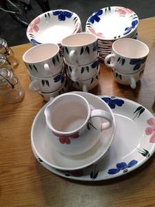 lot 33 image: Furio ceramic dishware made in Ital...
