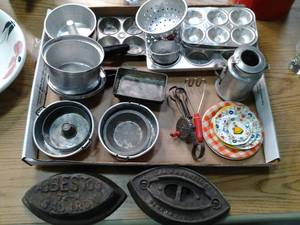 lot 34 image: Lot of Vintage metal bakeware and d...